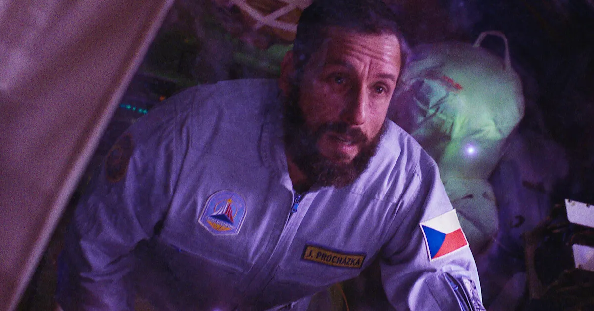 Adam Sendler em O Astronauta (Netflix)
