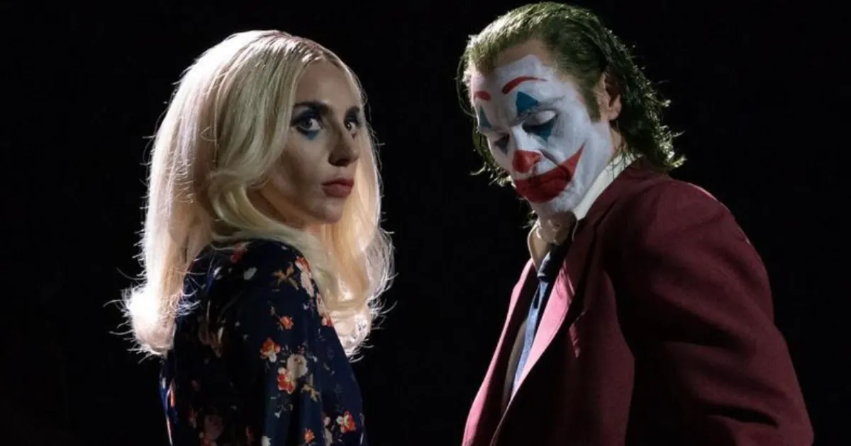 Lady Gaga e Joaquin Phoenix como Arquelina e Coringa em Delírio a Dois. primeira imagem de capa.