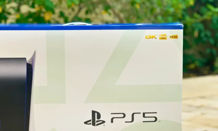 PS5 com a logotipo dos 8K na caixa.
